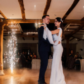 Para młoda tańczy w otoczeniu efektów pirotechniki scenicznej