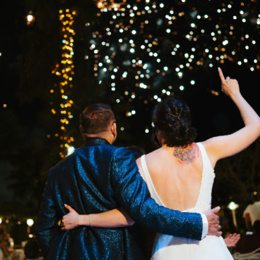 Para młoda podziwia fajerwerki na weselu