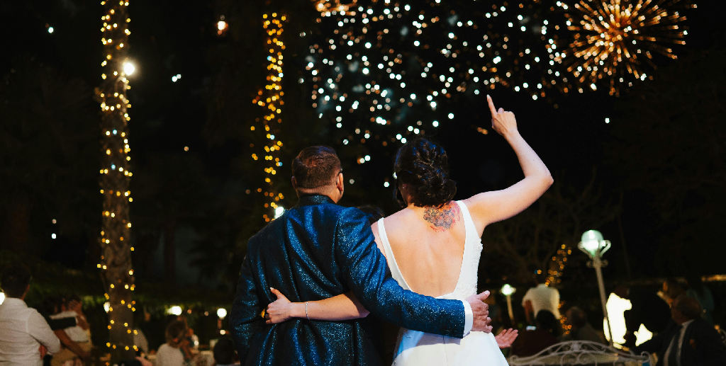 Para młoda podziwia fajerwerki na weselu