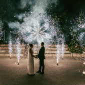 Para młoda w otoczeniu wiatraków iskier podczas pierwszego tańca