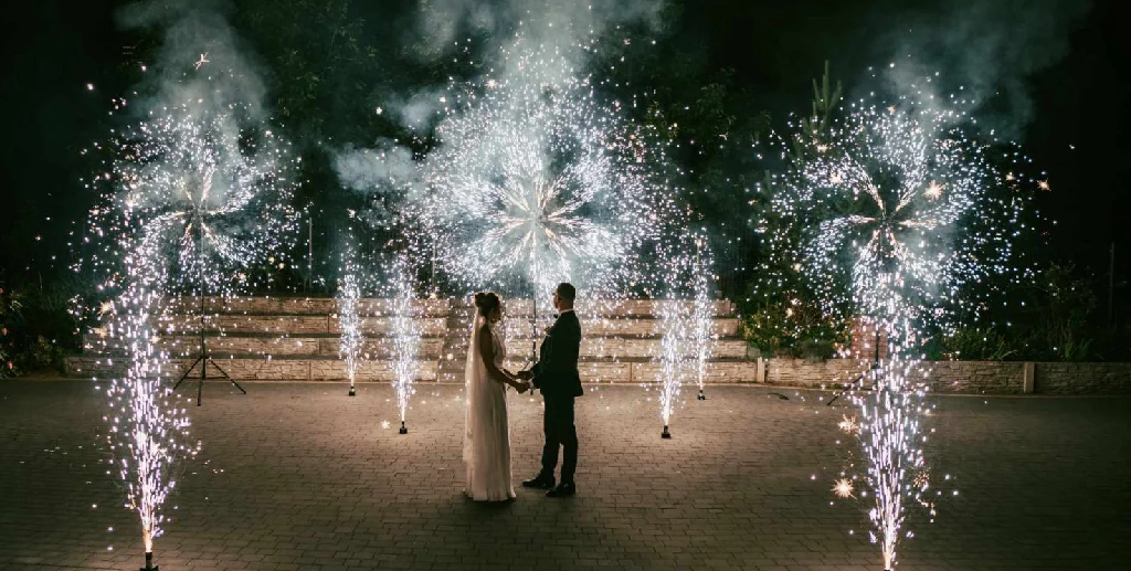 Para młoda w otoczeniu wiatraków iskier podczas pierwszego tańca