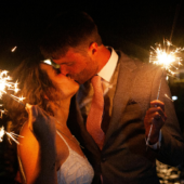 Młoda para trzymająca w dłoniach zimne ognie.